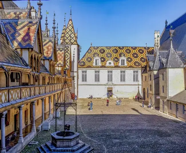 Cour d'honneur des hospices de Beaune